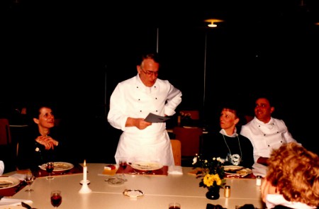 Henk Stuurman leest zijn rapport voor (gemaakt door Wim en Harold)