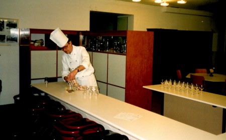 Ben Wijnvoord poetst o.a. de glazen