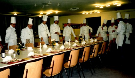 vlnr Jan Bentvelzen, Henk Stuurman, Ronald vd Velde, Piet vd Lubbe, Henk van Enkhuizen, Fred Baart, Ben vd Zijden, Wim Schmitz, Harold Luschen en op de rug Ben Wijnvoord